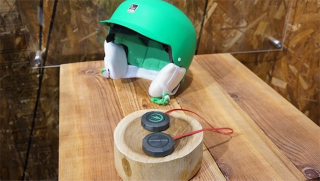 Illustration for article titled Bluetooth Ski Helmet Speakers End Frozen Lift-Line Fingers Forever